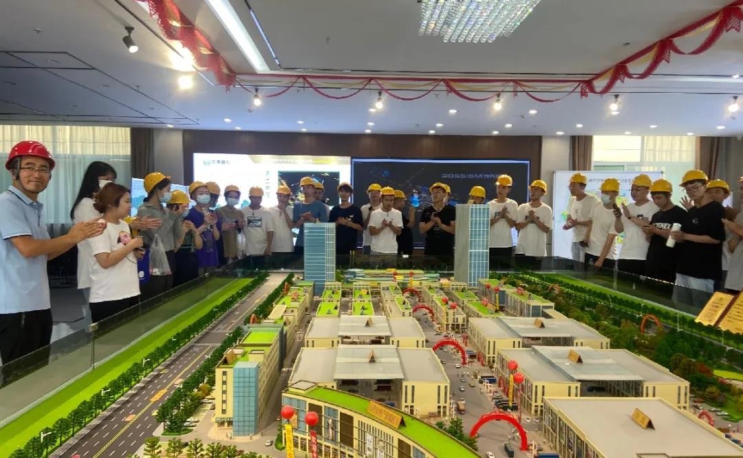 太原理工大學現(xiàn)代科技學院師生團來孝義農產品大市場項目觀摩學習